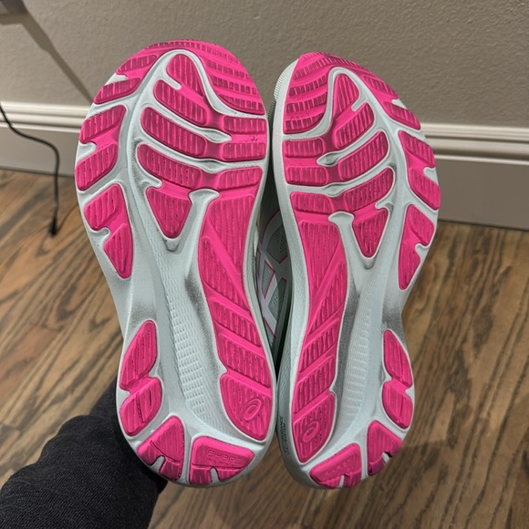 Women’s Asics GT 2000 - Picture 6 of 9